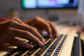 Développeur écrivant du code sur un écran