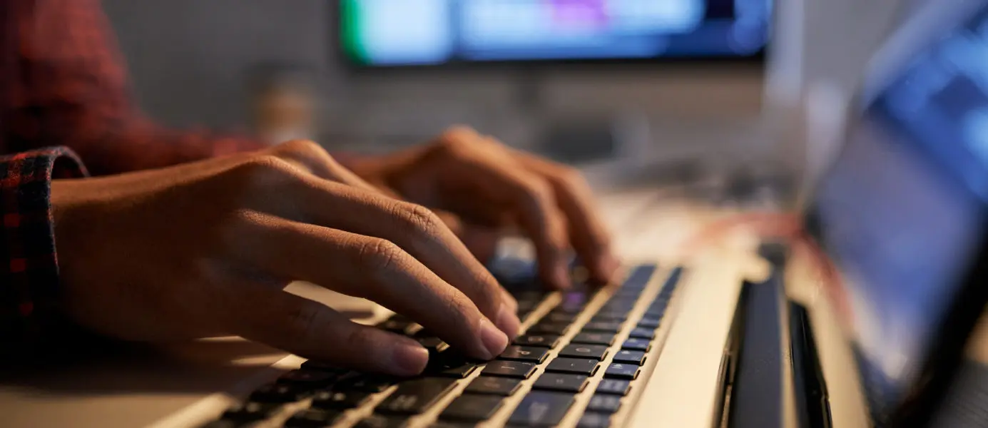 Développeur écrivant du code sur un écran