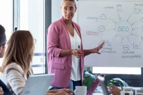 Femme d'affaires présentant une stratégie sur un tableau blanc