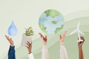 Main présentant la Terre pour un environnement numérique durable
