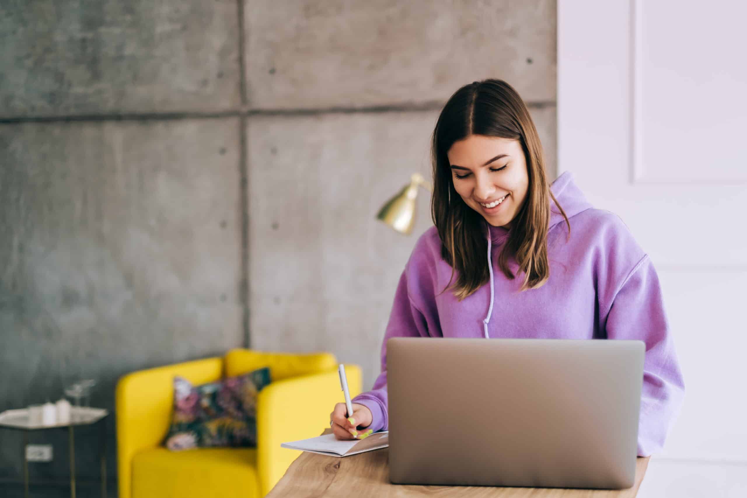 Étudiante travaillant sur un ordinateur portable