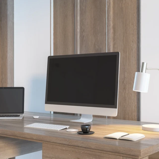 Bureau en bois ancien avec ordinateur et accessoires
