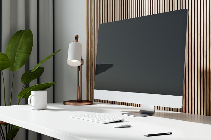 Espace de travail moderne avec ordinateur vide et plantes