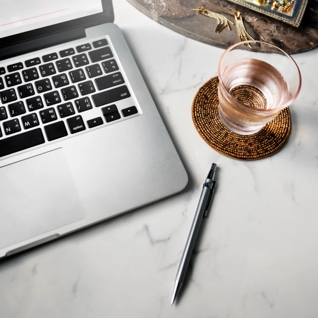 Gros plan sur un ordinateur portable sur table en marbre