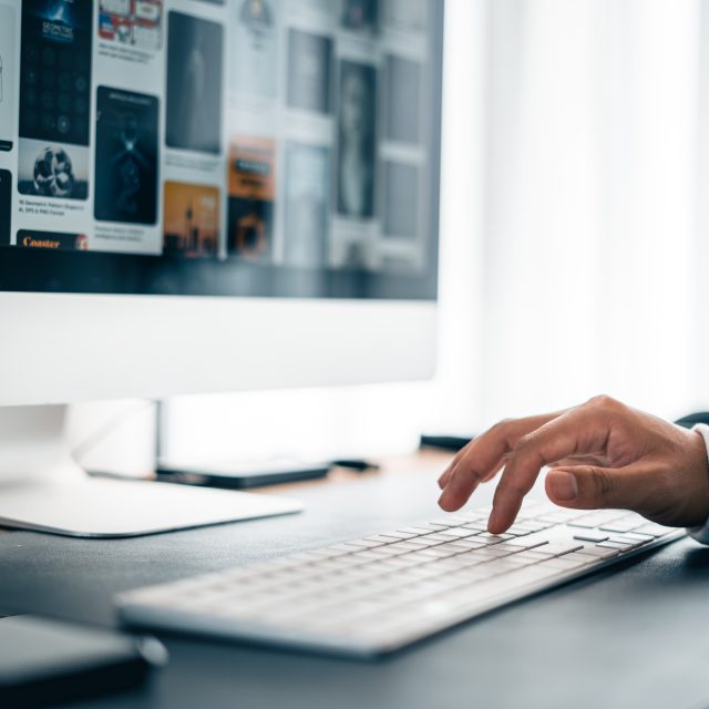 Homme travaillant sur un bureau d'ordinateur à domicile