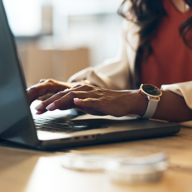 Femme tapant sur un ordinateur pour des recherches