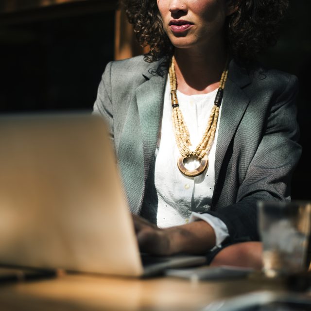 Femme travaillant sur un ordinateur dans un café