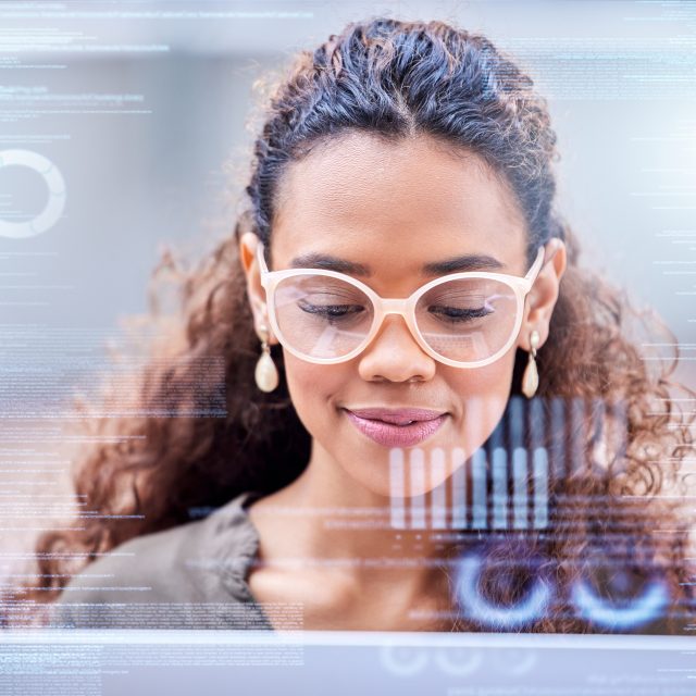 Jeune femme d'affaires travaillant sur un ordinateur