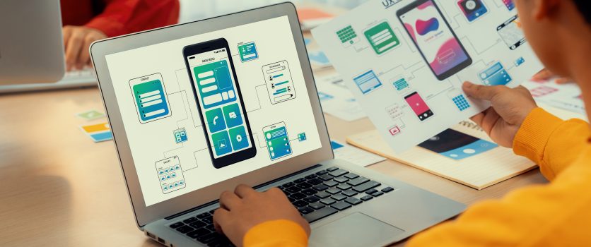 Employé de startup planifiant une interface utilisateur