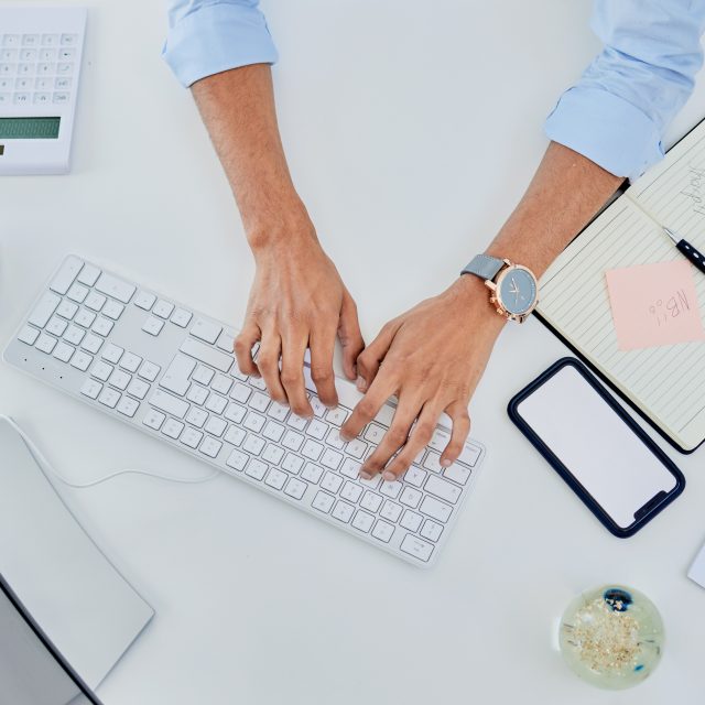 Personne planifiant des finances avec un ordinateur et un téléphone